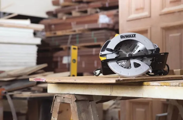 Пила дисковая DeWalt 1350Вт 184мм 5500об·мин 3.66кг заказать