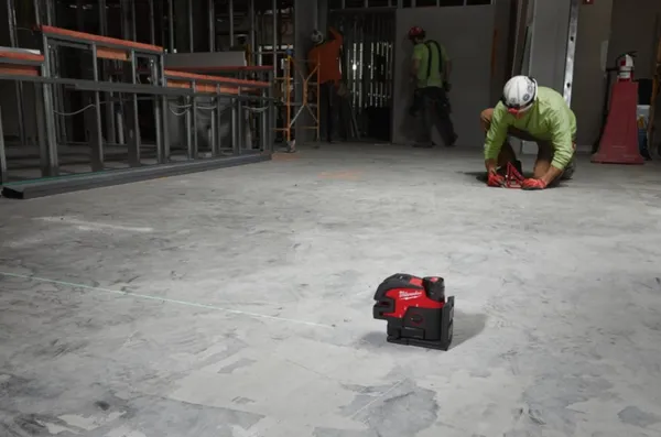 Нівелір лінійно-точковий лазерний акум. MILWAUKEE, M12 CLL4P-301C (+заряд. пристрій.,1акум.Х3Аг, кейс) купить онлайн