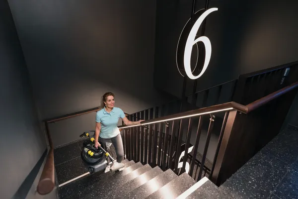 Пылесос профессиональный моющий Karcher Puzzi 8/1 Adv 1200Вт, 270мБар, контейнер 8/7л, 8.6кг заказать