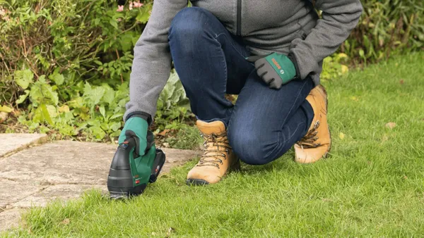 Заказать Ножницы для травы аккумуляторные Bosch AdvancedShear 18В-10 + насадка кусторез 10/20см шаг реза 8мм 1.85кг с доставкой