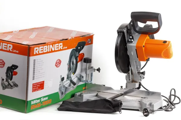 Купить Торцовочная пила (210 мм, 1400 Вт) Rebiner RMS-1950 со скидкой
