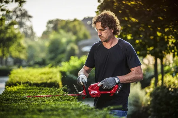 Заказать Кущоріз акумуляторний SKIL 0438 CA безщітковий 20В акб 1х2.5А·год 45см крок різу 20мм 1.9кг с доставкой
