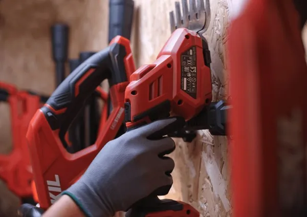 Замовити Ножиці для трави акумуляторні SKIL 0630 CA 20В акб 1х2.5А·год + насадка кущоріз 20см крок різу 8мм 1кг з доставкою