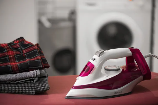 Купити Праска Ardesto IR-C2230-BUR, 2200Вт, 300мл, паровий удар, керам. підошва, малиновий зі знижкою