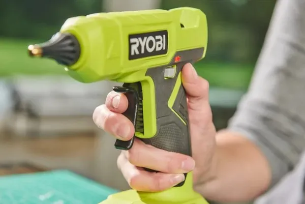 Купить Пістолет клейовий акумуляторний RYOBI RGLU18-0 ONE+18В (каркас)
