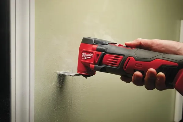 Інструмент багатофунціональний акумуляторний MILWAUKEE, M18 BMT-421C (+ заряд.пристрій, 2 акум., аксесуари, HD кейс) в наличии