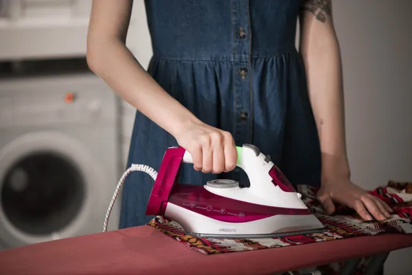 Праска Ardesto IR-C2230-BUR, 2200Вт, 300мл, паровий удар, керам. підошва, малиновий купити онлайн