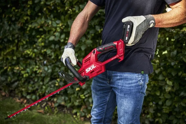 Купить Кущоріз акумуляторний SKIL 0438 CA безщітковий 20В акб 1х2.5А·год 45см крок різу 20мм 1.9кг