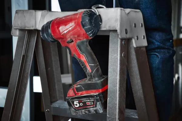 Термоповітродувка акумуляторна MILWAUKEE, M18 BHG-502C (+ заряд.пристрій, 2 акум.Х 5Аг, кейс) купить онлайн