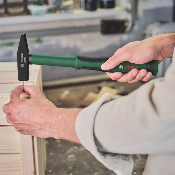 Молоток слюсарний Bosch 600г руків'я резина ціна в Україні