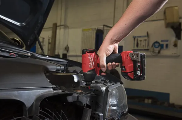 Купити Винтоверт акумуляторний гідравлічний 1/4'' HEX MILWAUKEE, M18 FUEL FQID-502X, 50Нм (+ заряд. устройство, 2 аккум.Х 5Ач, кейс)