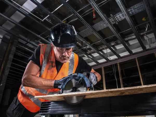 Пила циркулярная KS12-1 AEG, 1200 Вт, 6100об/мин, Ø165/20мм, 41мм/45°, 54мм/90°, 3,3кг