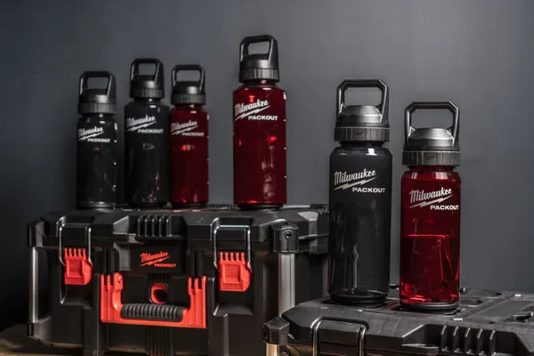 Пляшка для води PACKOUT MILWAUKEE, 740 мл, червона купить в Украине