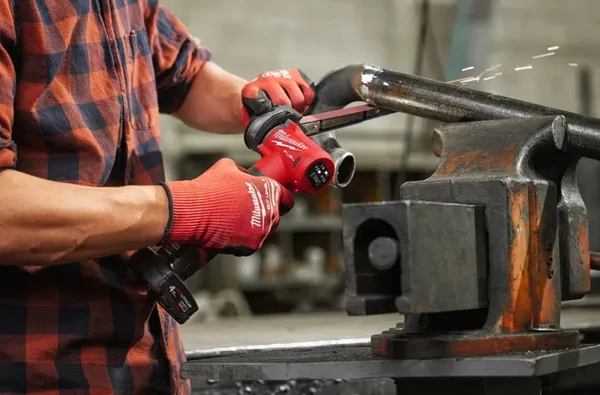 Стрічкова шліфувальна машина 13мм M12 FBFL13-402В MILWAUKEE (+ заряд.пристрій, 2 акум., сумка для інструментів) купить в Украине