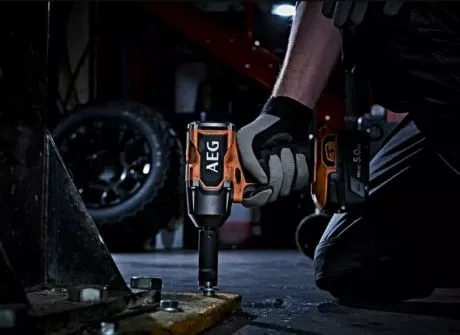 Гайковерт BSS18MTF12BL-402C-2 AEG,18В, 2х4Аг,0-2800об/хв,1/2",785Нм,2,6кг відгуки