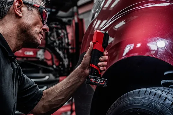Акумуляторний ліхтар для підбору кольору MILWAUKEE M12 CML-401 в наявності