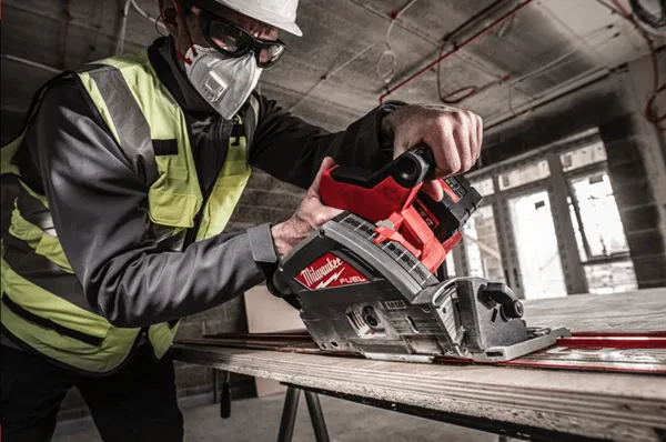 Заказать Акумуляторна погружна циркулярна пила M18FPS55-0P FUEL (HD кейс) с доставкой