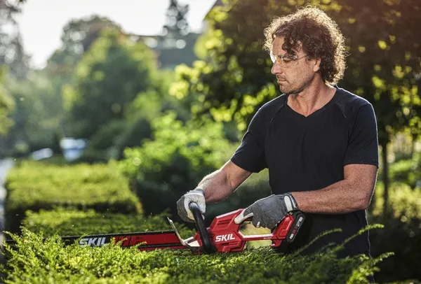 Кущоріз акумуляторний SKIL 0440 CA 20В акб 1х2.5А·год 55см крок різу 20мм 2.15кг в наявності