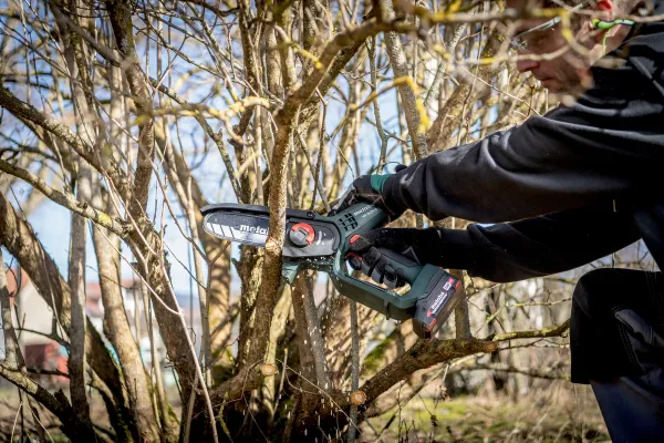 Купить Пила цепная аккумуляторная Metabo MS 18 LTX 15 18В 1х2А·ч шина 15см 5м/сек 2кг со скидкой