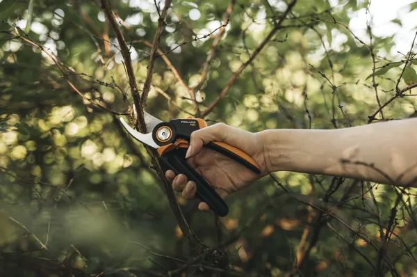 Секатор площинний Fiskars PowerGear M P921, 28,5см, 245гр купити в Україні