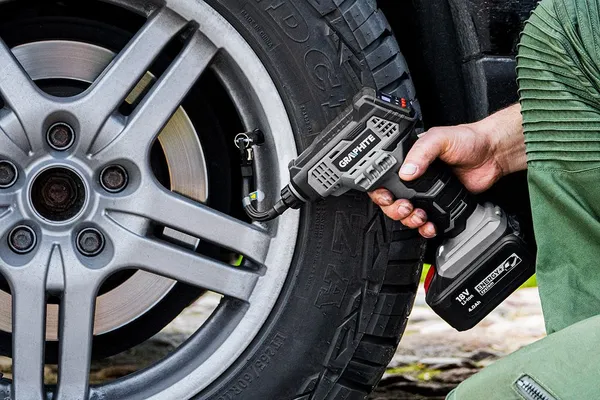 Автомобильный компрессор аккумуляторный GRAPHITE Energy+ 18В 7бар 0.73кг без АКБ и ЗП