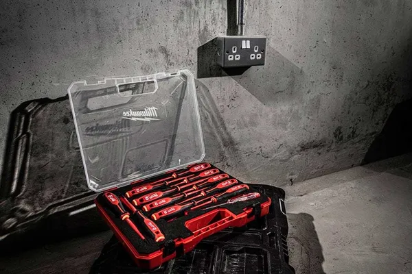 Купить Отвертки Milwaukee набор 12шт, диэлектрические, SL,PH,PZ,TX, тестер, кейс