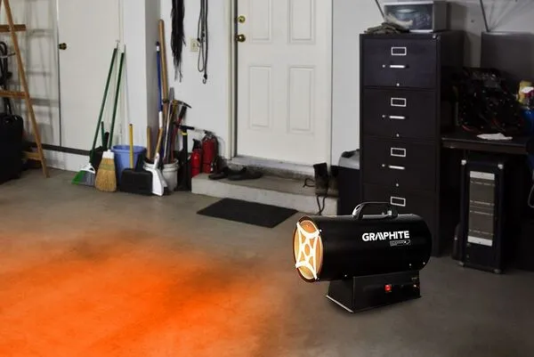 Купить Тепловая пушка газовая GRAPHITE, аккумуляторная 18В, 30кВт, 200м кв., 500м куб/ч, IP24, чёрный