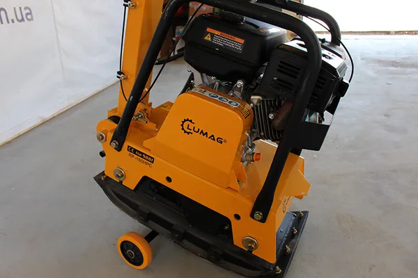 Купить Бензиновая реверсивная виброплита Lumag RP160HPC (30,5кН)