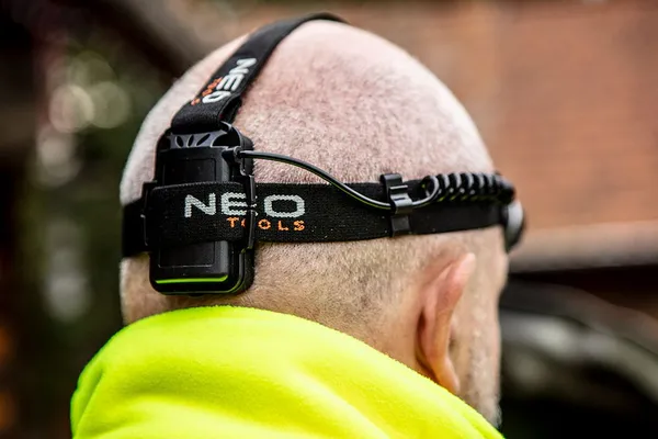 Купить Фонарь налобный на батарейках Neo Tools, AAAх3, 400лм, 5Вт, 3 функции освещения, зум со скидкой