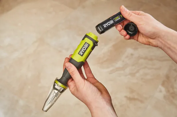 Паяльник акумуляторний Ryobi USB Lithium RSI4-120G 4В 2А·год 460°С світлодіодне підсвічування 0.1кг відгуки