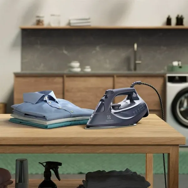 Праска Electrolux, 2500Вт, 330мл, паровий удар 200гр, керам. підошва, блакитний замовити