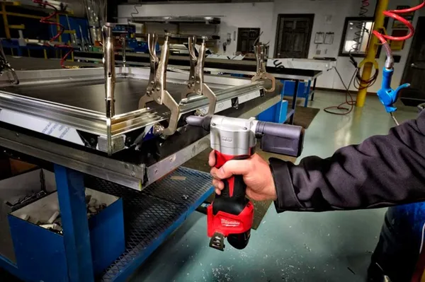 Купить Заклепочник аккумуляторный Milwaukee M12 BPRT-201X 12В АКБ 1x2А·час ЗП C12C 2.4мм 3.2мм 4.0мм 4.8мм 2.1кг кейс со скидкой