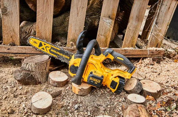 Заказать Пила цепная аккумуляторная DeWalt бесщеточная 18В шина 30см 3/8" без АКБ и ЗП с доставкой