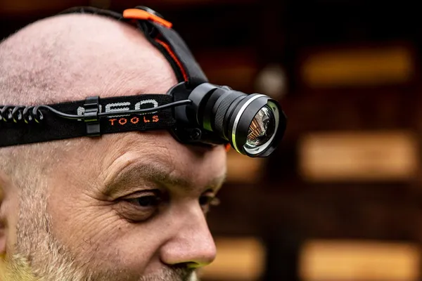 Фонарь налобный на батарейках Neo Tools, AAAх3, 400лм, 5Вт, 3 функции освещения, зум заказать