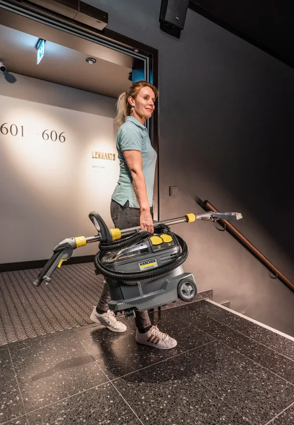 Пылесос профессиональный моющий Karcher Puzzi 8/1 Adv 1200Вт, 270мБар, контейнер 8/7л, 8.6кг отзывы
