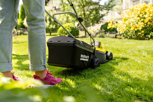 Купить Газонокосилка аккумуляторная Karcher LMO 2-18 Battery 18В 32см акб 1х5А-ч 25-60мм со скидкой