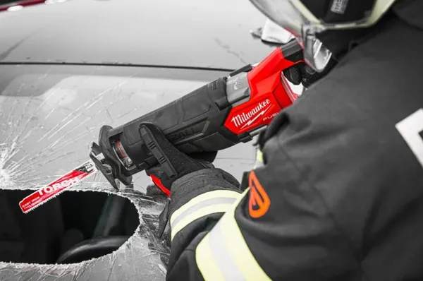 Заказать Пила шабельна акумуляторна MILWAUKEE, M18 FSZ-0X (+ полотно, HD кейс) с доставкой