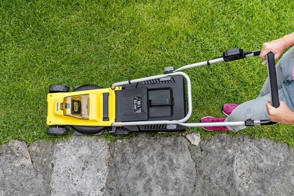 Газонокосилка аккумуляторная Karcher LMO 2-18 Battery 18В 32см акб 1х5А-ч 25-60мм отзывы