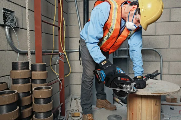 Пиа дисковая Bosch GKM 18V-50 аккумуляторная, 18 В, 136 мм, 4250 об/мин, 2.2 кг, без (АКБ и ЗУ) купить онлайн