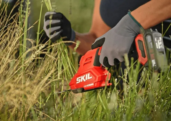Ножиці для трави акумуляторні SKIL 0630 CA 20В акб 1х2.5А·год + насадка кущоріз 20см крок різу 8мм 1кг в наявності