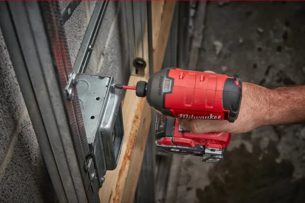 Винтоверт акумуляторний гідравлічний 1/4'' HEX MILWAUKEE, M18 FUEL FQID-502X, 50Нм (+ заряд. устройство, 2 аккум.Х 5Ач, кейс) ціна в Україні