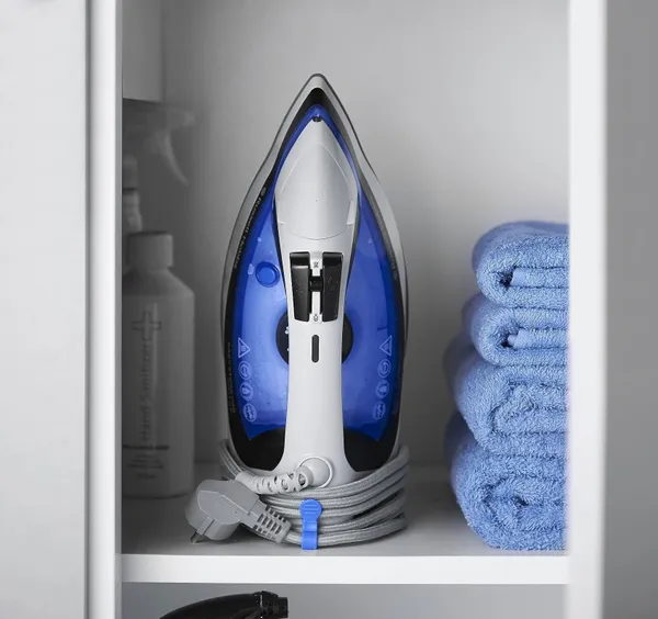 Утюг Russell Hobbs Easy Store Pro, 2400Вт, 320мл, паровой удар -180гр, постоянный пар - 45гр, смотка шнура, керам. подошва, бело-синий с доставкой