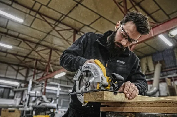 Купить Пила дисковая DeWalt 1350Вт 184мм 5500об·мин 3.66кг
