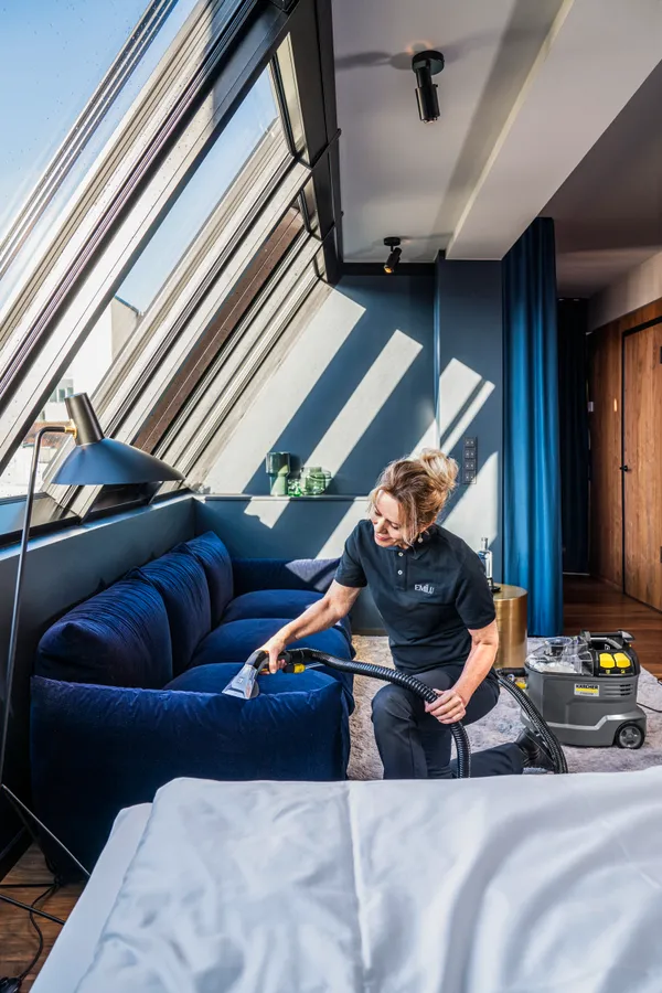 Купить Пылесос профессиональный моющий Karcher Puzzi 8/1 Adv 1200Вт, 270мБар, контейнер 8/7л, 8.6кг