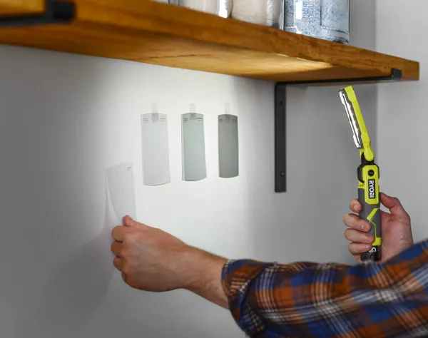 Купити Ліхтар інспекційний акумуляторний Ryobi USB Lithium RLI4-120G, 4В, 2А·год, 650лм, 3 функції освітлення, магніт, затискач зі знижкою