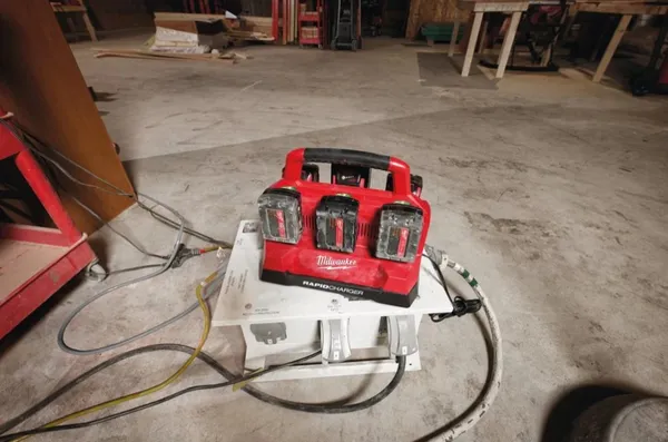 Купить Зарядний пристрій PАCKOUT MILWAUKEE, M18 PC6 (для 6 ак. М18)