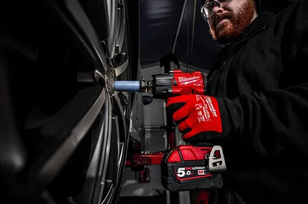 Гайкокрут акумуляторний 1/2" MILWAUKEE, M18 FMTIW2F12-0X, 881Нм (HD кейс) ціна в Україні