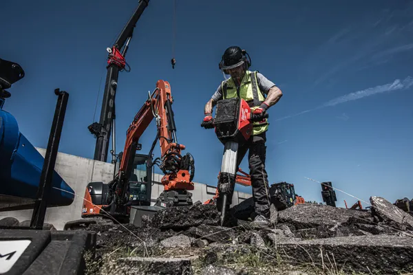 Купить Каска захисна BOLT100 невентильована для промислового альпінізму жовта MILWAUKEE