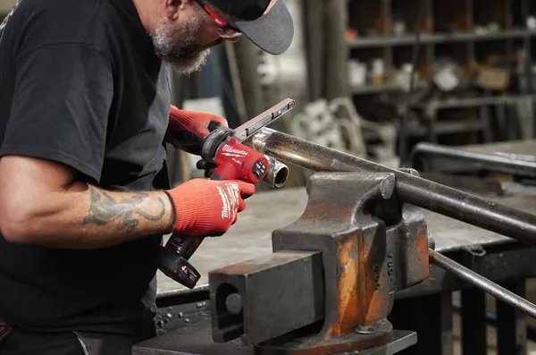 Заказать Стрічкова шліфувальна машина 13мм M12 FBFL13-402В MILWAUKEE (+ заряд.пристрій, 2 акум., сумка для інструментів) с доставкой