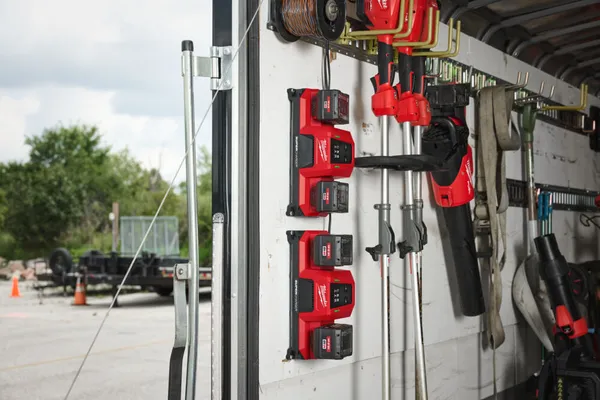 Купить Зарядний пристрій MILWAUKEE M18 MDBSC DUAL SUPER CHARGER (на 2 акумулятора)